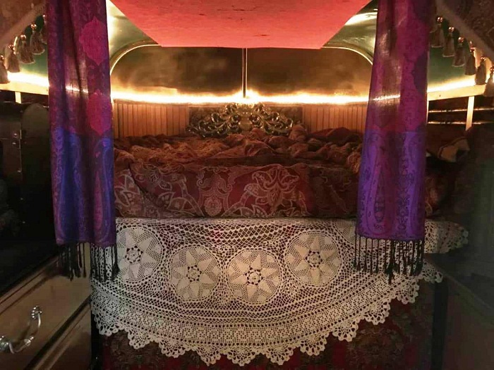 На втором уровне «цыганского дома» установили огромную кровать.