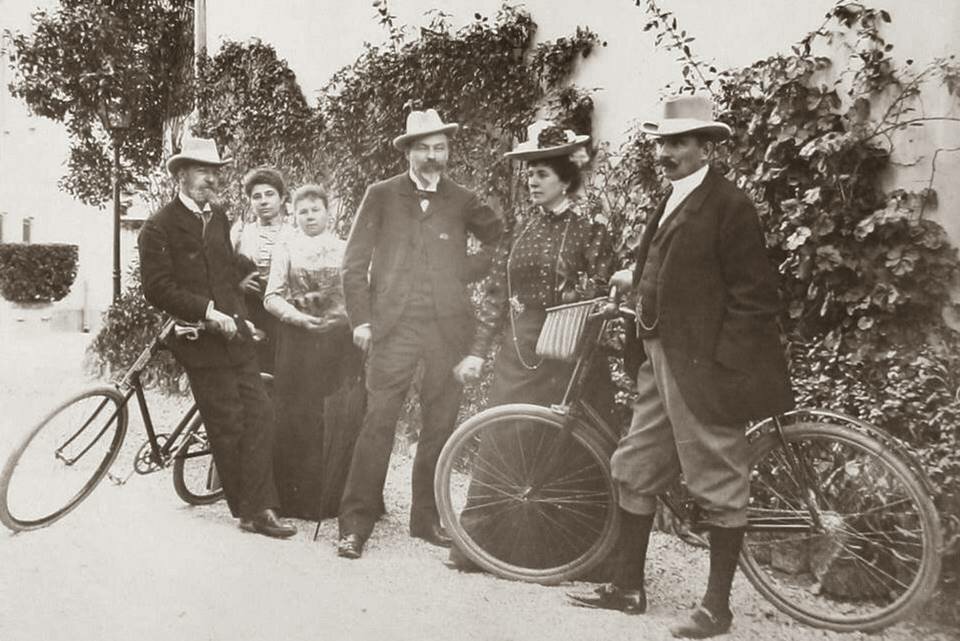 Княгиня Мария Тенишева с гостями на велосипедной прогулке