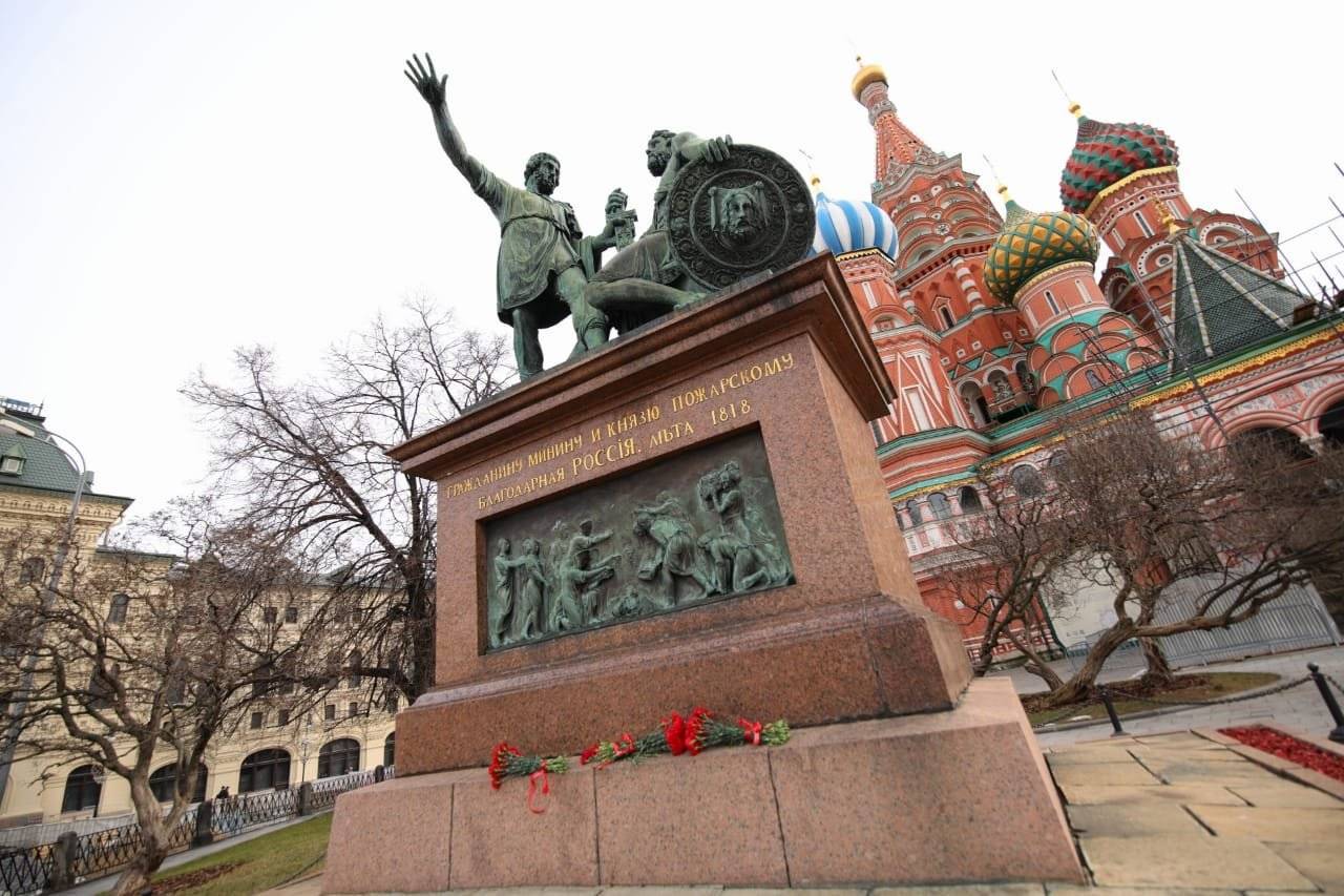 В каком городе памятник минину и пожарскому. Памятник Минину и Пожарскому на красной площади в Москве. Минин и Пожарский памятник в Москве. Памятник Дмитрию Пожарскому и Кузьме Минину на красной площади. Памятник Минину и Пожарскому в Москве 1818.