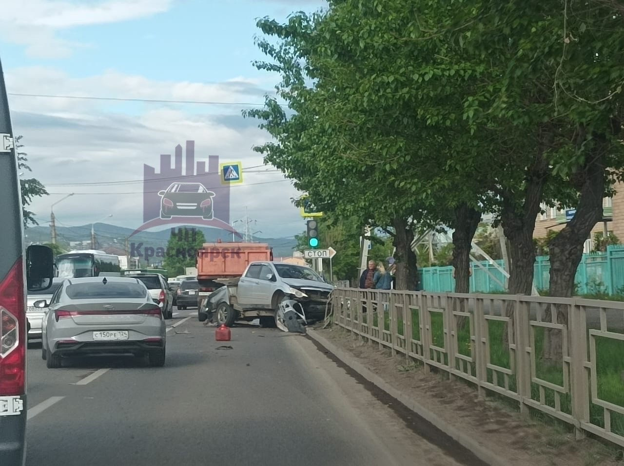 В Красноярске пьяный водитель устроил массовое ДТП на правобережье