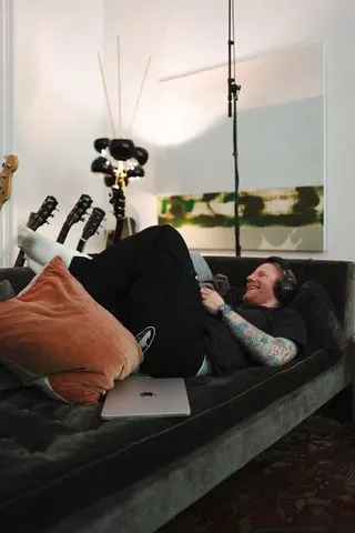 Эд Ширан (Ed Sheeran) побрил голову ради «нового начала» и рассказал, что борется с опоясывающим лишаем. Ширан, поделился, также, певец, Instagram, жизни, лишаем, опоясывающим, своем, написал, снова, новых, много, посте, время, новой, подробностями, дела», волдыриПо, крайней