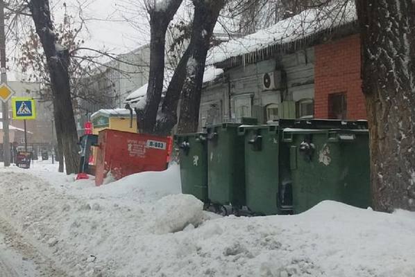 На мусорках Саратова нашли попавшие в ледяной плен контейнеры