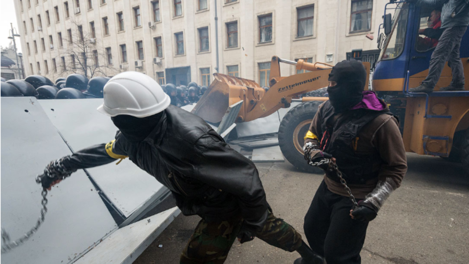 Участник Майдана сообщил о стрельбе отца Парасюка в бойцов "Беркута"