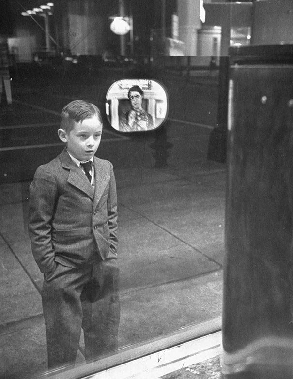 Мальчик впервые смотрит телевизор, установленный в витрине магазина, 1948 год доброта, люди, милота, подборка, позитив, реакция