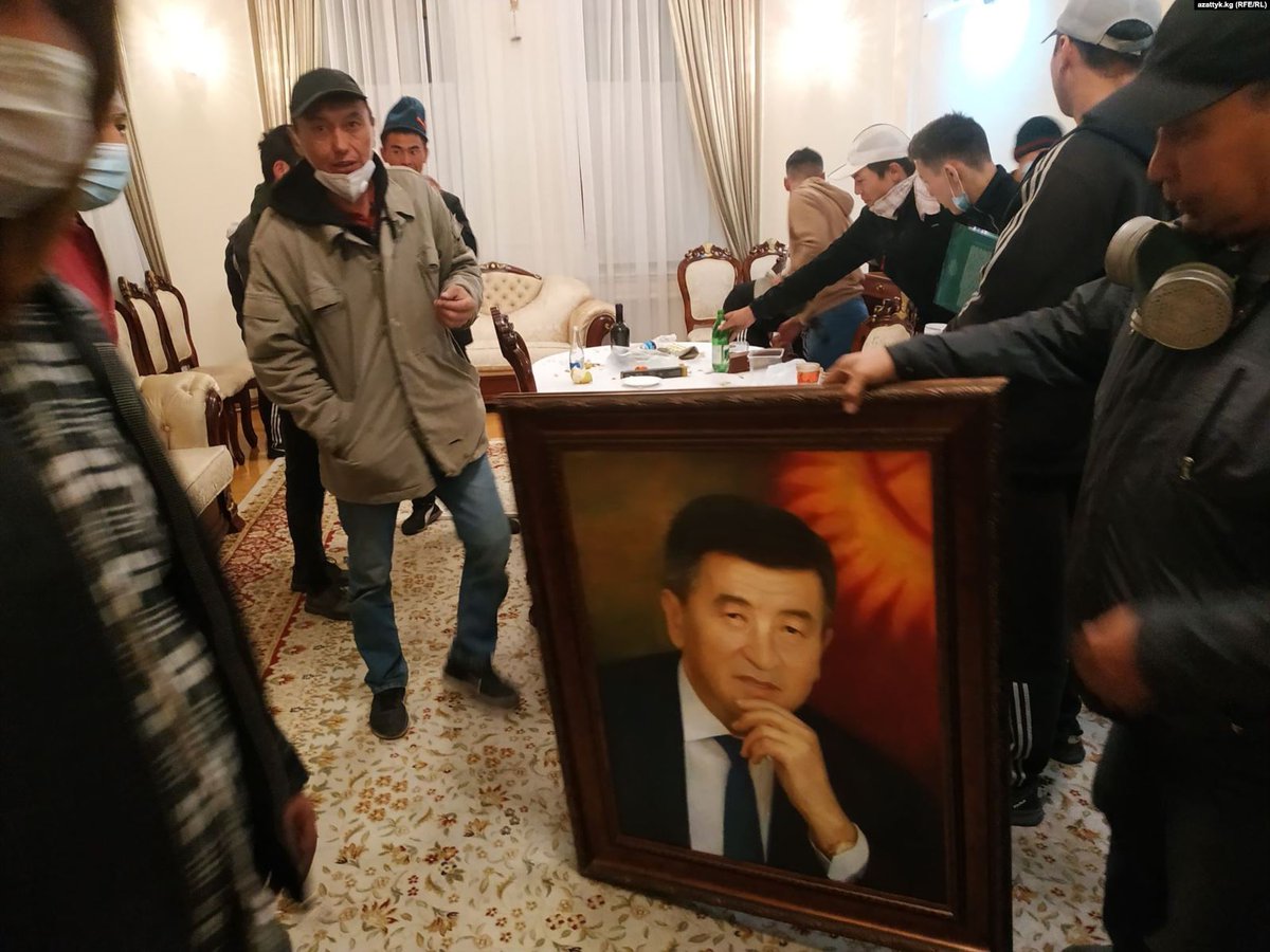 В Бишкеке захватили здание правительства Киргизии В Бишкеке захватили здание правительства Киргизии