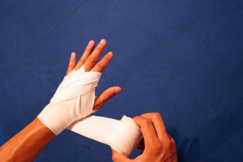 Боксерские бинты или как уберечь руки. Как правильно бинтовать руки боксерскими бинтами. Метод профессиональных боксеров. 13