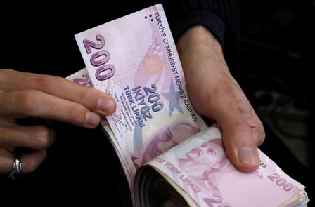 أوراق نقد من فئة المئتي ليرة تركية في اسطنبول - صورة من أرشيف رويترز.