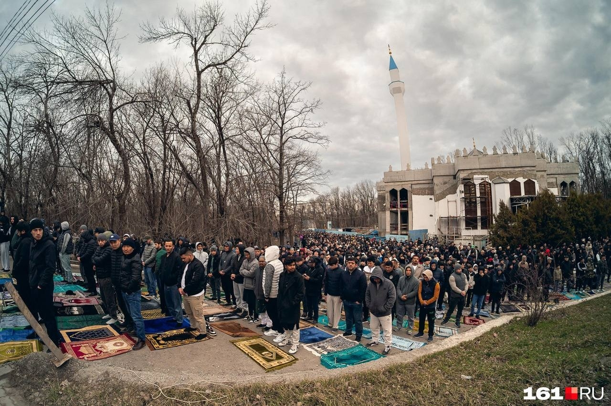 Утренний кофе с видом на море людей: неожиданная картина в центре Петербурга