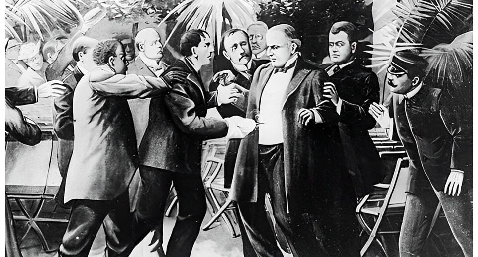    Иллюстрация убийства президента США Уильяма Мак-Кинли Леоном Чолгошем, 1905 год / Викимедиа