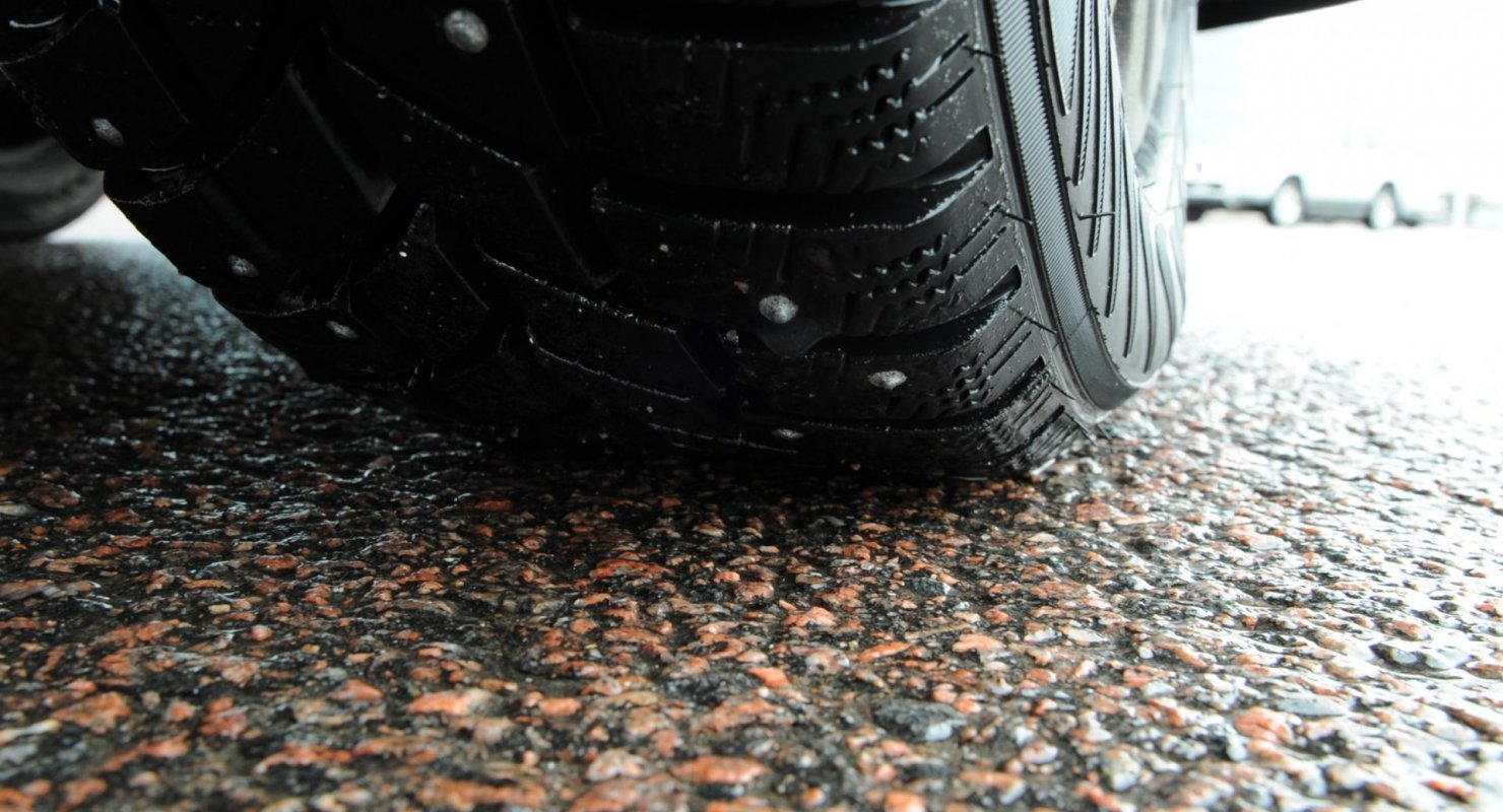 В Калининградской области автомобилисты сменили летнюю резину на зимнюю