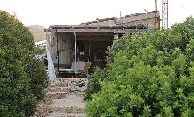 У мужчины сломалась лодка и он причалил к необитаемому острову. Он решил остаться и живет там уже 30 лет Культура