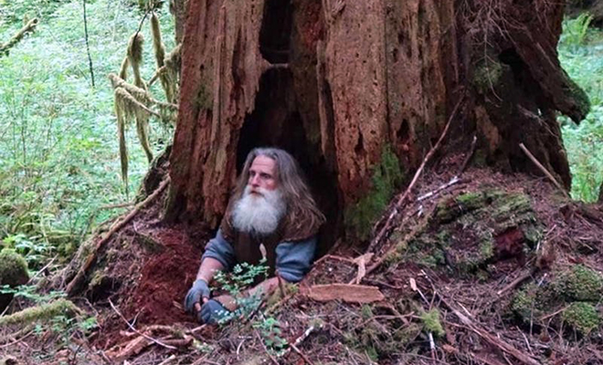Мужчина больше 20 лет жил в лесу и не разговаривал ни с кем из людей, пока его искала полиция