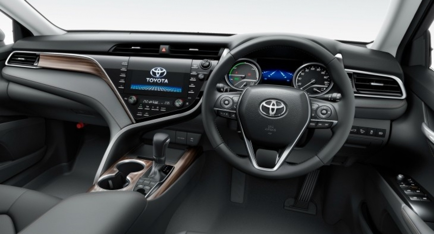 Toyota анонсировала один из лучших семейных автомобилей: Названы сроки дебюта и характеристики нового Peroda Alza