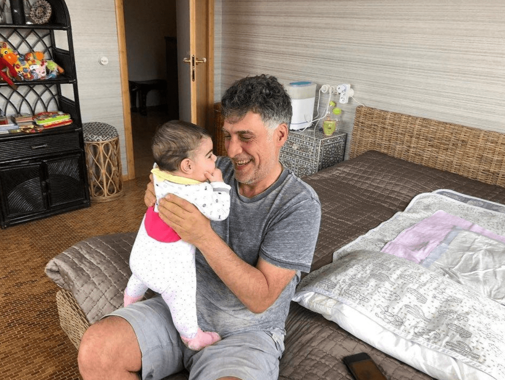 Хранит прах мужа в спальне и скрывает от детей свой диагноз: больная раком Маргарита Симоньян рассказала, как живет после смерти Тиграна Кеосаяна Симоньян, Маргарита, Кеосаян, поделилась, Однако, режиссера, также, жизни, журналистка, эфире, Тигран, «Секрет, миллион», рассказала, когда, словам, врачи, Кеосаяна, смерти, Тиграна