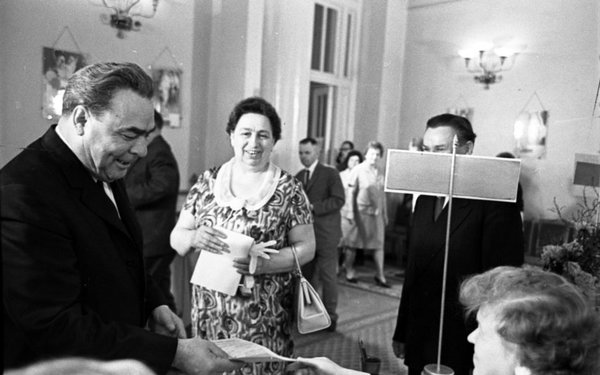 Виктория Брежнева (на заднем плане) с мужем