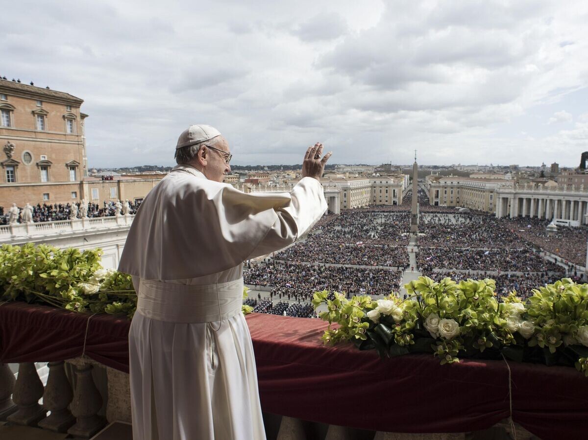    Папа Римский Франциск приветствует прихожан после Пасхальной службы в Ватикане © AP Photo / Vatican Media