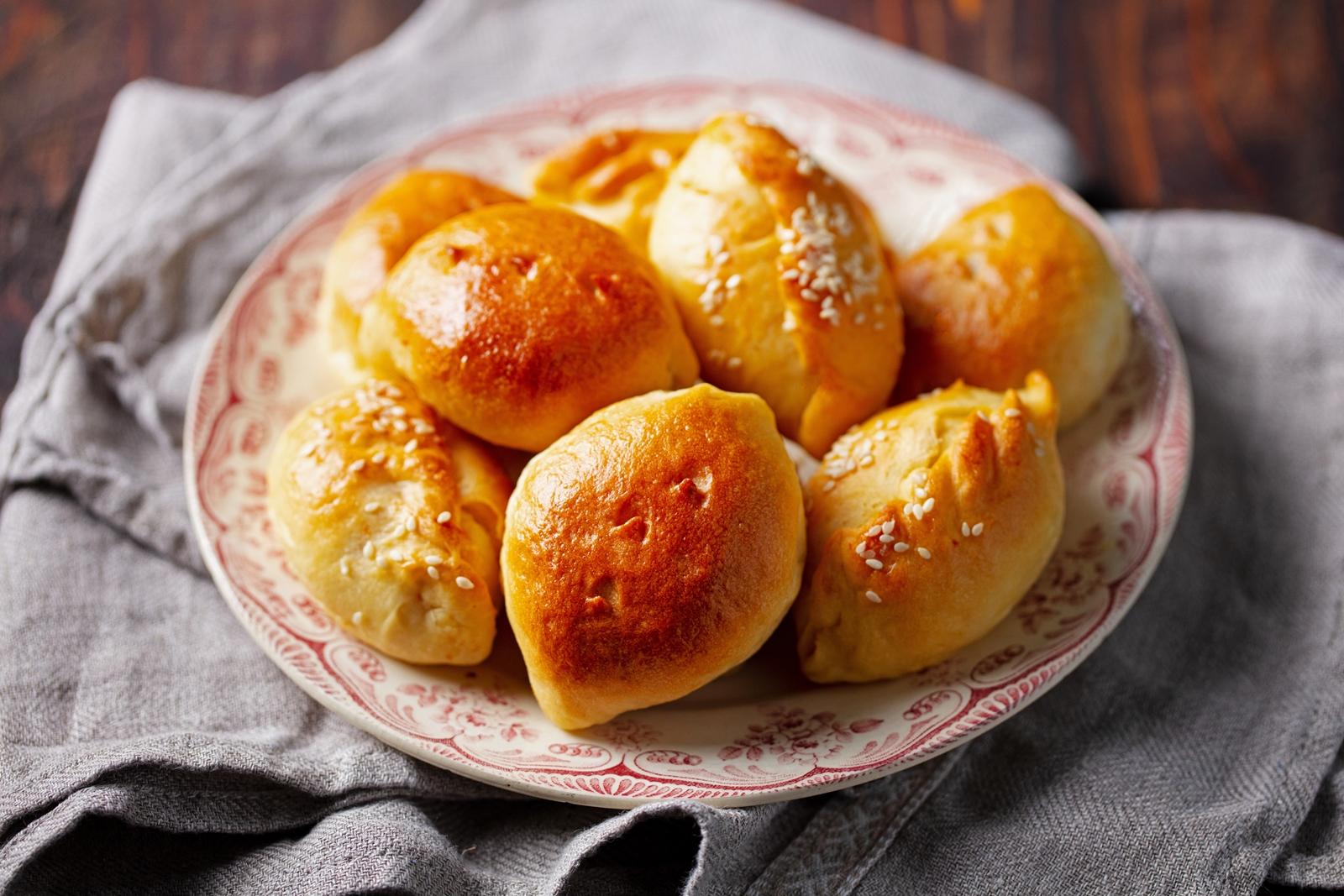 Вкусно, как у бабушки: постные пирожки с картофелем и грибами тесто, минут, пирожки, чтобы, можно, полотенцем, накройте, картофелем, растительного, сахара, происхождения, постное, грибы, дрожжевое, небольшие, начинку, постоять, пироги, дайте, снова