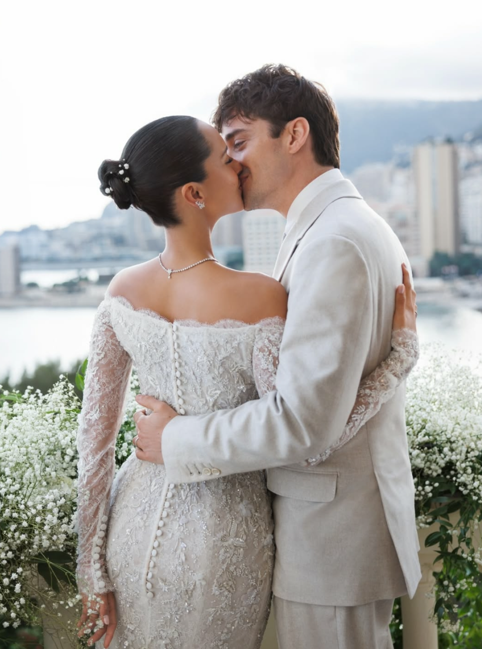 Как выходят замуж в Монако: гонщик «Формулы-1» Шарль Леклер женился Шарль, Александра, Леклер, Ferrari, «Формулы1», невеста, своей, пилот, только, платье, белом, пилота, соцсетях, карьеру, плечами, костюм, кадры, своим, который, после