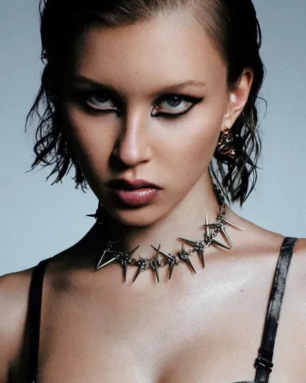 Корсет и шипы: 16-летняя Анна Пересильд снялась в образе готической принцессы Алексей Учитель,Анна Пересильд,иван дмитриенко,Юлия Пересильд