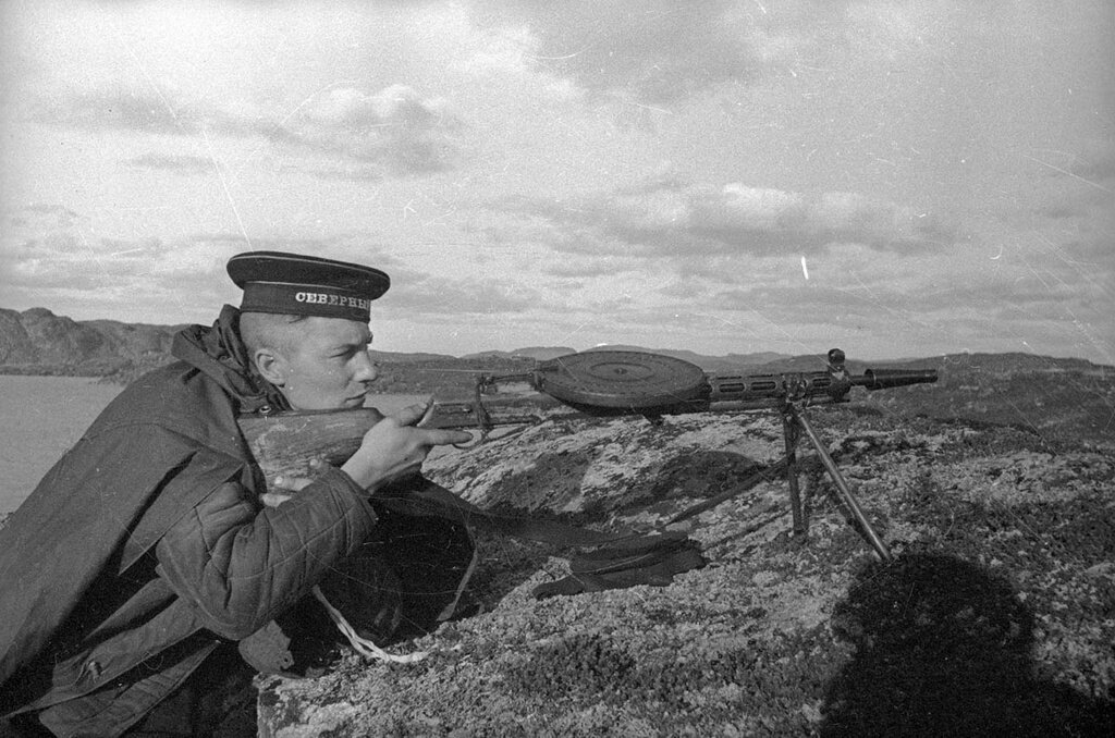 Пулеметчик. Северный флот
Евгений Халдей, 22 июня 1941 - 31 декабря 1941 года, МАММ/МДФ.