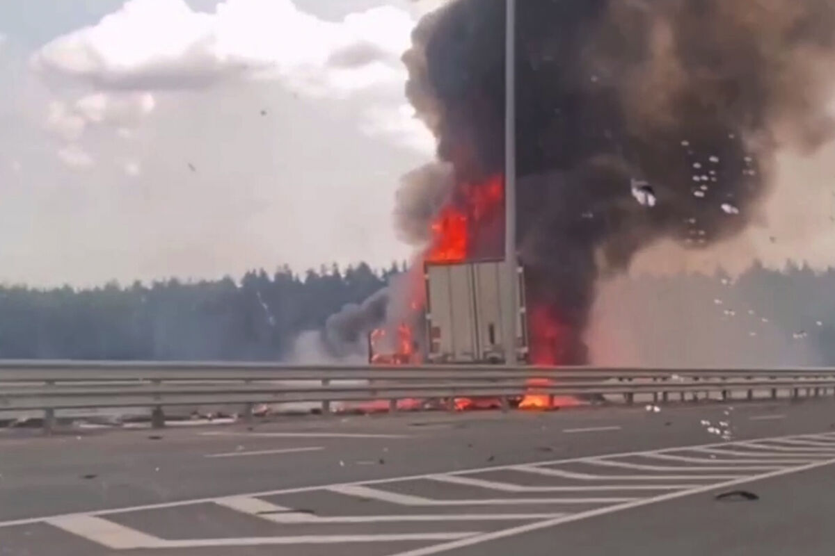 В Подмосковье попали на видео последствия ДТП с пожаром грузовика на ЦКАД