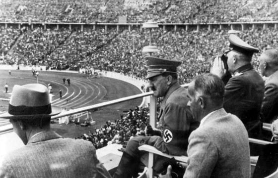 Фюрер наблюдает за соревнованиями легкоатлетов. 1936 год