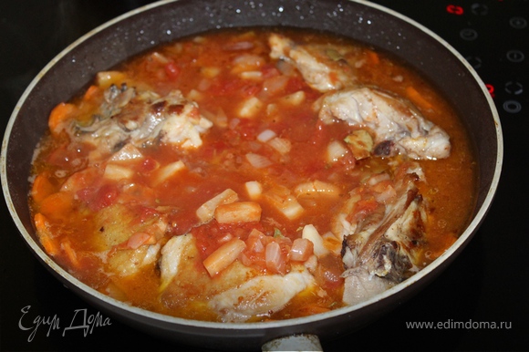 Добавляем томатно-овощную смесь к курице. Доливаем воды так, чтобы она слегка покрывала содержимое сковороды. Доводим до кипения и тушим на небольшом огне под закрытой крышкой около 15 минут. Затем снимаем крышку и тушим еще 15 минут, до полной готовности курицы и моркови.
