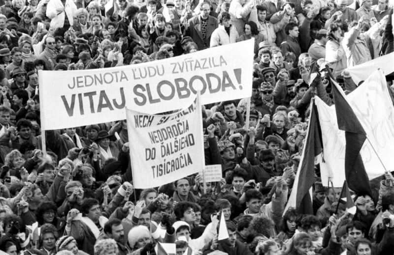 17 ноября 1989 года на улицы Праги вышли граждане. Около 15-ти тысяч человек шли от окраин к центру, сначала это были только студенты.-3