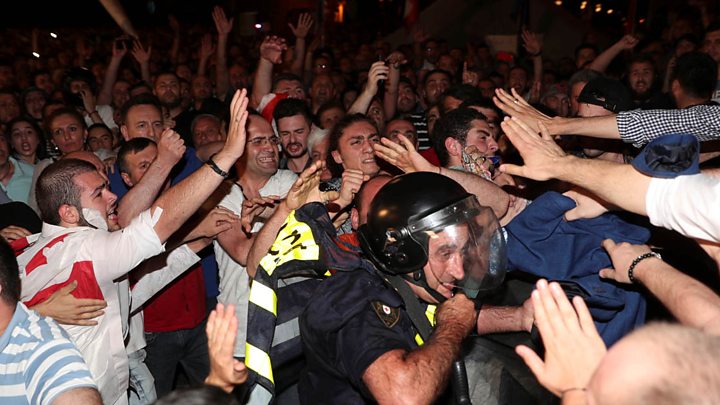 Попытка штурма парламента в Тбилиси: полиция применила водометы и газ геополитика
