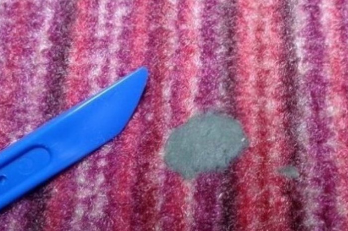 Для ковров с коротким ворсом пригодится нож или стека для лепки, чтобы удалить пластилин / Фото: iloveremont.ru