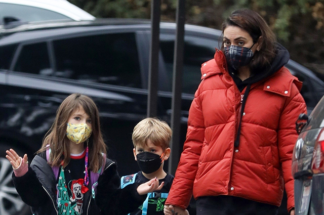 Off-duty: Мила Кунис с детьми на прогулке в Лос-Анджелесе