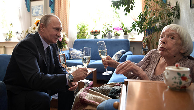 Владимир Путин поздравляет с 90-летием правозащитника Людмилу Алексееву. 20 июля 2017