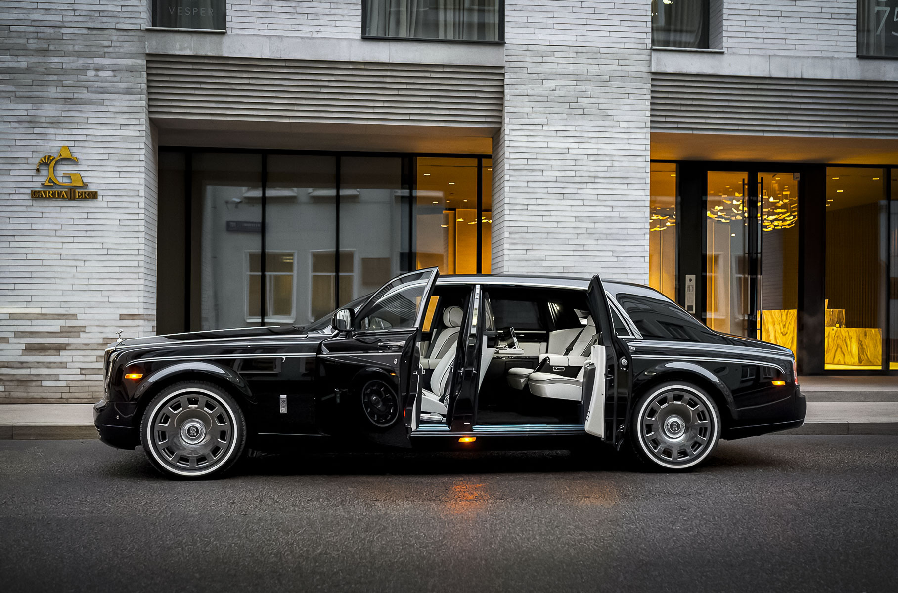 Необычную версию Rolls-Royce Phantom продают в Москве за 19 миллионов рублей Новости