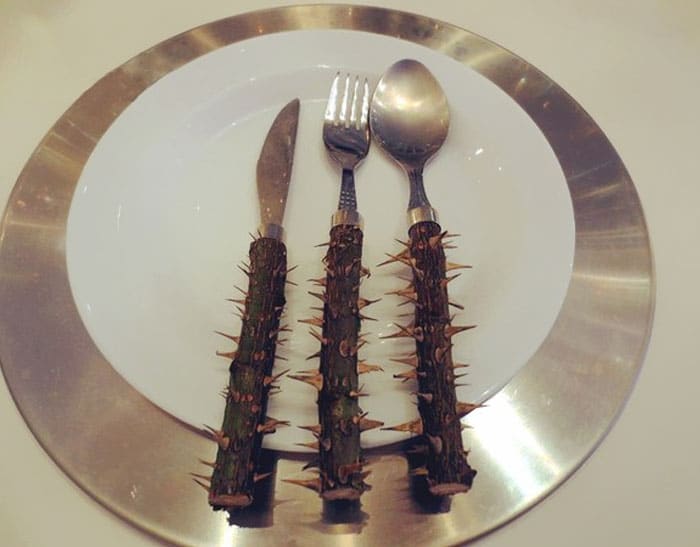 нож, вилка и ложка на тарелке