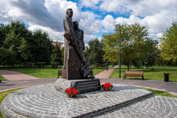 Мэр Москвы возложил цветы к памятнику Героям 13-й Ростокинской дивизии народного ополчения