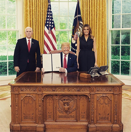 Очередной казус: Дональд Трамп попытался развеселить Меланию перед фотографами, но у него не получилось Дети,Дети знаменитостей