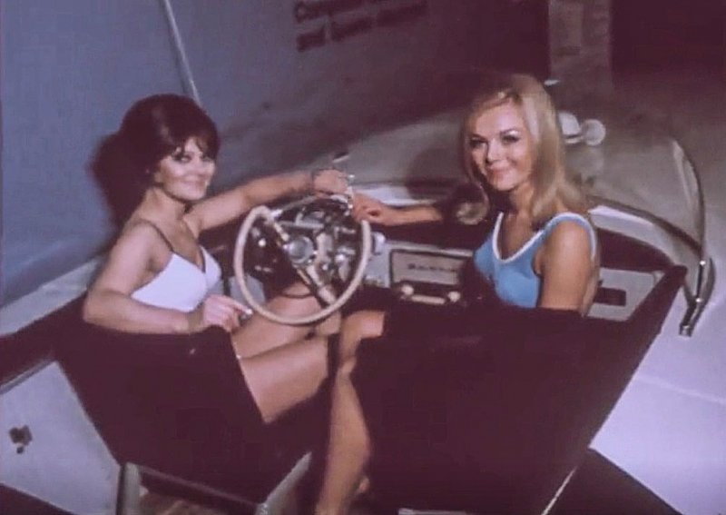 Советский катер "Волга" на подводных крыльях 