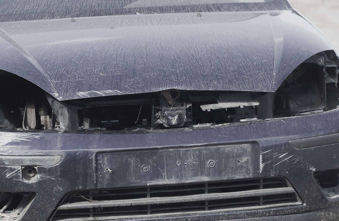 Пьяный петербуржец угнал машину и попал в аварию с маленькой дочерью