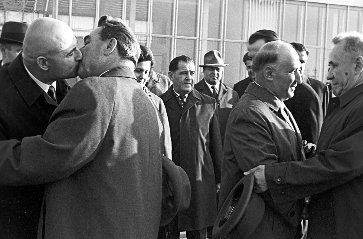 Как мировые лидеры пытались избежать поцелуев Брежнева