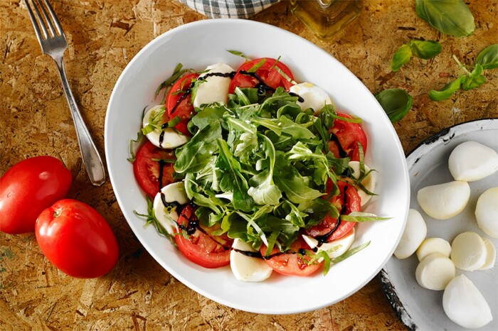 7 способов приготовить простой, но вкусный салат с копчёным сулугуни рецепты,салаты