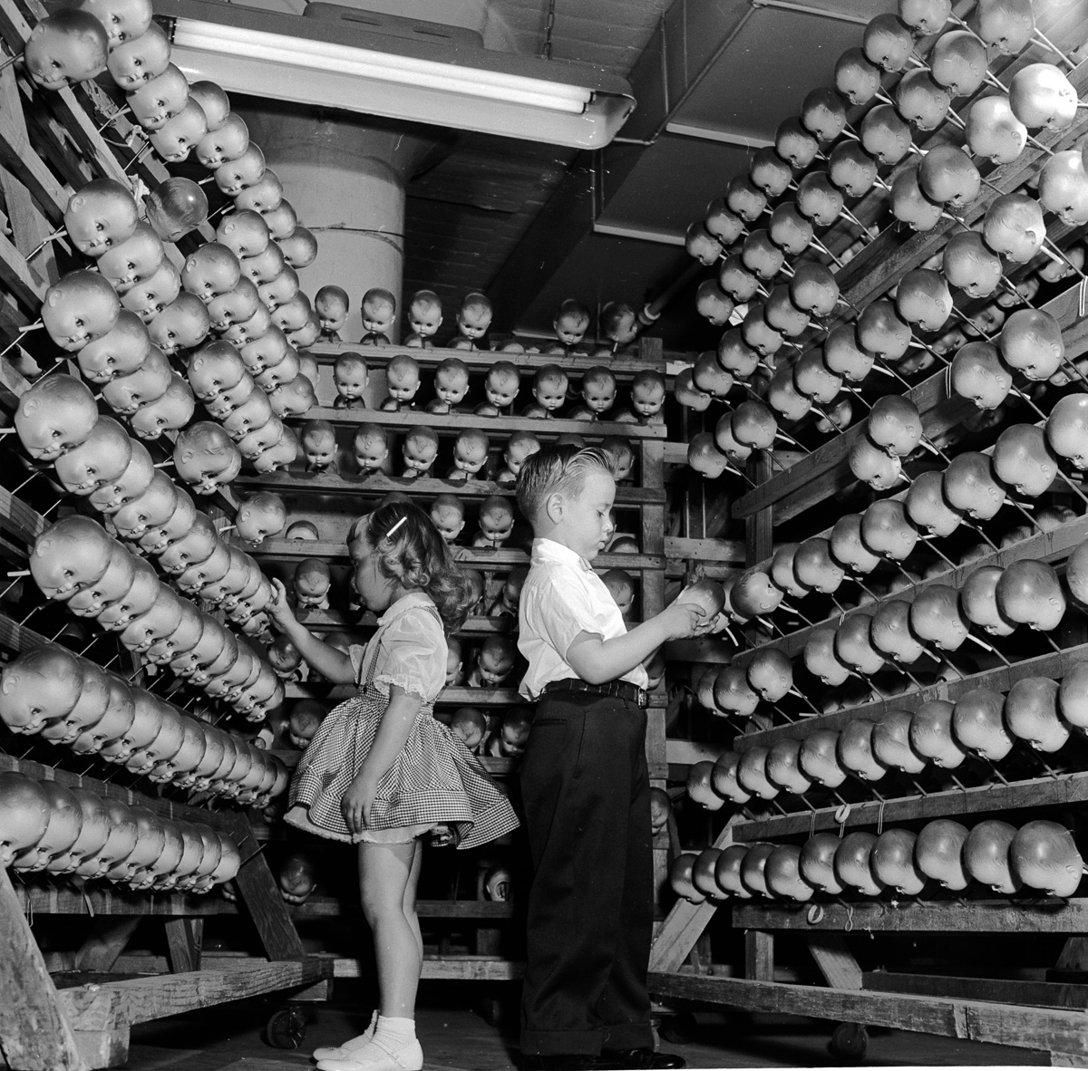 Устрашающие фотографии кукольной фабрики из прошлого