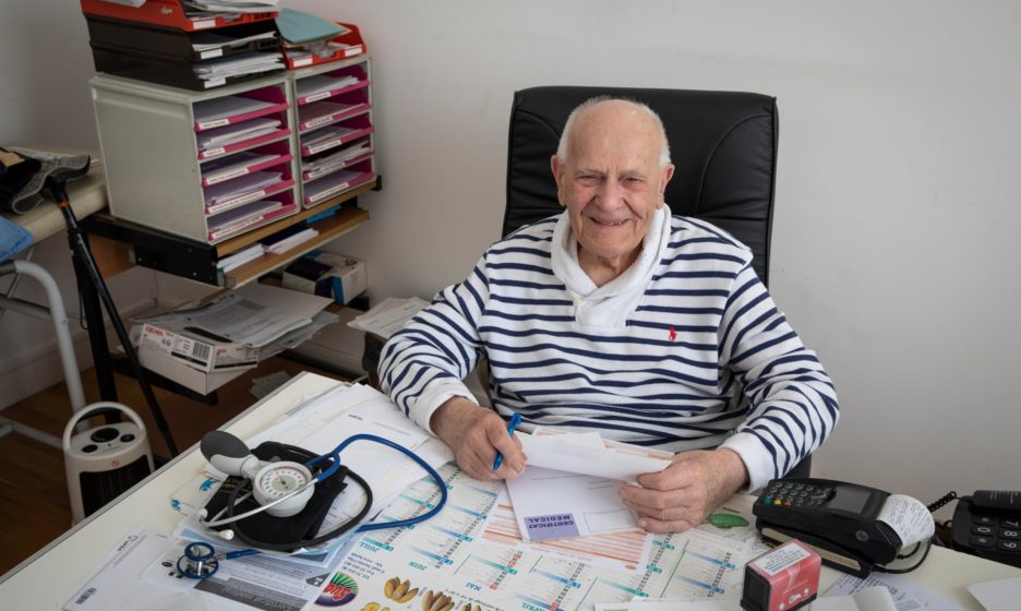 «Как я могу их оставить — в районе 3 доктора». Во Франции 99-летний врач лечит больных с COVID-19