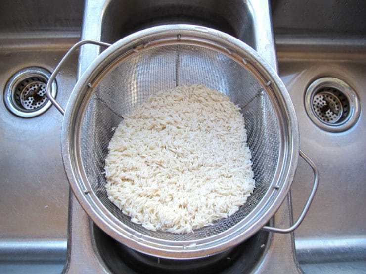 День на рисе результат. Дуршлаг для риса. Рис на пару в кастрюле. Рис в дуршлаге на пару. Промыть рис.