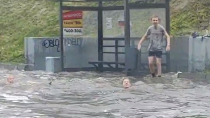 Сотрудники ГАИ в Барнауле помешали детям купаться в скопившей воде на улице Малахове