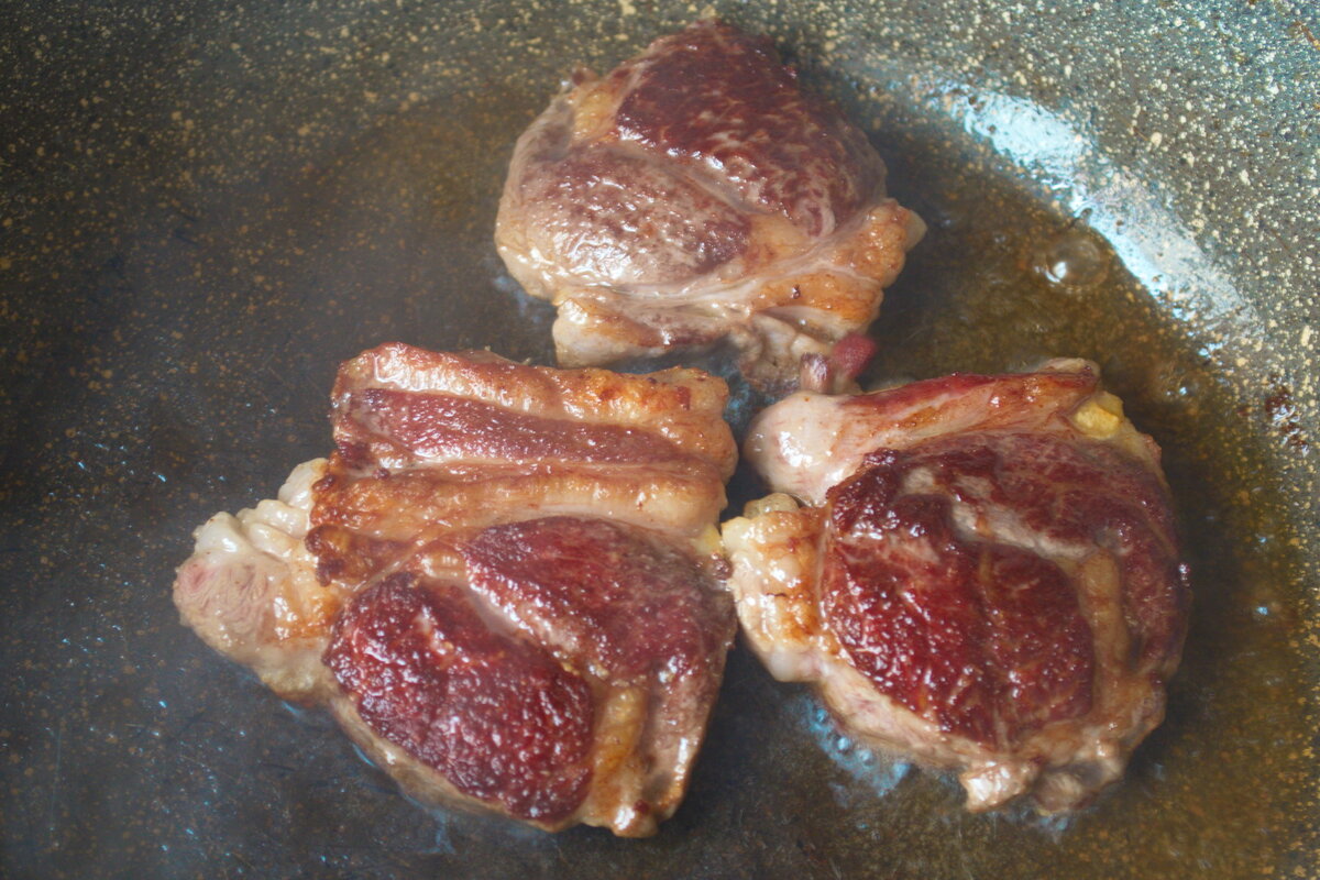 Мясо хорошо пожарить до крепкой корочки.