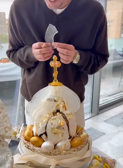 Виктория Шелягова (с куличом за 100 тысяч рублей), Юлия Барановская, Диана Манасир и Кристина Потупчик посетили пасхальный обед Дениса, Барановская, Дарина, Среди, СимачёваКулич, Шелягова, Виктория, Вчера, обедНакануне, обедПасхальный, СимачёваПасхальный, АлексееваКулич, Заболотный, АрхангельскаяИнга, БерманЕвгений, показали, ПотупчикНаталия, АлексееваКристина, ЖидковскийЮлия, МанасирАлексей