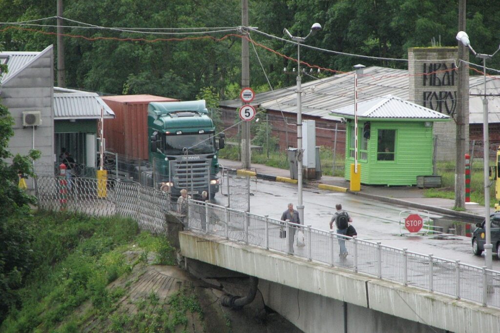 Эстония распродаст брошенные у границы с Россией машины