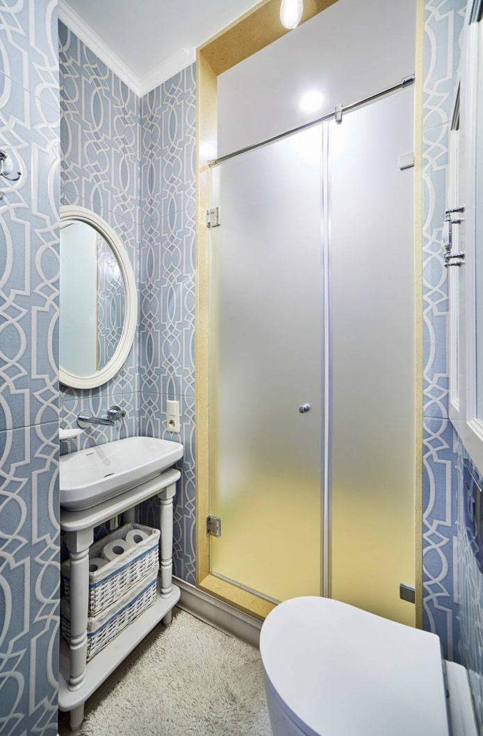 Дизайн ванной комнаты с душевой перегородкой из стекла и стиральной машиной с унитазом и раковиной