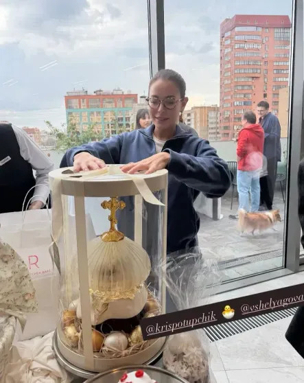 Виктория Шелягова (с куличом за 100 тысяч рублей), Юлия Барановская, Диана Манасир и Кристина Потупчик посетили пасхальный обед Дениса, Барановская, Дарина, Среди, СимачёваКулич, Шелягова, Виктория, Вчера, обедНакануне, обедПасхальный, СимачёваПасхальный, АлексееваКулич, Заболотный, АрхангельскаяИнга, БерманЕвгений, показали, ПотупчикНаталия, АлексееваКристина, ЖидковскийЮлия, МанасирАлексей