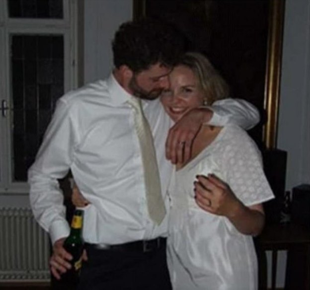 Девушка влюбилась в бомжа, проживающего под кустом — судьба сложилась неожиданным образом Девушка влюбилась в бомжа, проживающего под кустом — судьба сложилась неожиданным образом не всё так грустно